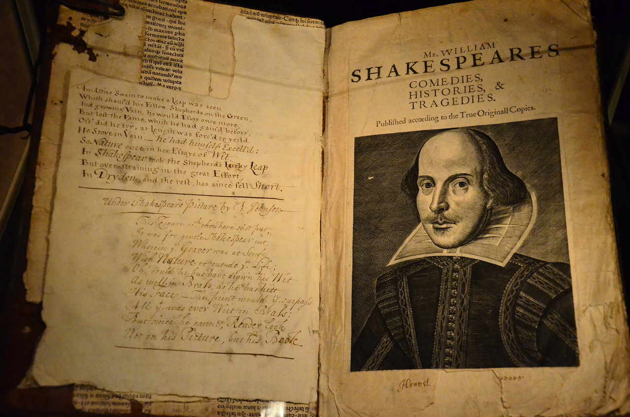 Versão antiga do "First Folio", primeira coletânea reunindo as peças de William Shakespeare (Imagem por Ben Sutherland/Creative Commons License)