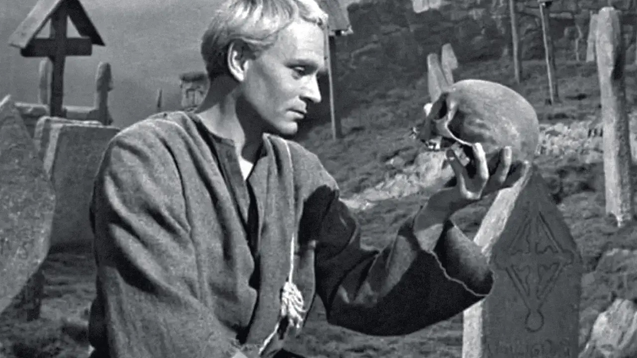 O ator e diretor britânico Laurence Olivier como Hamlet em uma adaptação de 1948
