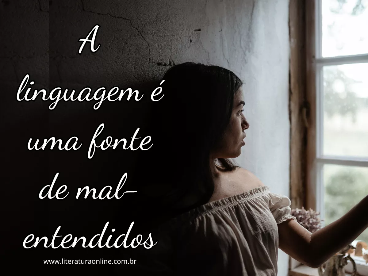 Mulher olhando pela janela com expressão pensativa, ilustrando a dificuldade de comunicação e as interpretações diferentes das palavras.
