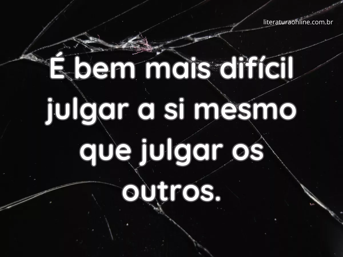 Superfície de vidro quebrado refletindo luz, simbolizando a dificuldade de enxergar os próprios erros antes de apontar os dos outros.