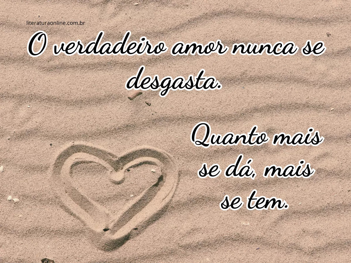 Coração desenhado na areia, representando a ideia de que o amor verdadeiro não se esgota, mas se multiplica conforme é compartilhado.