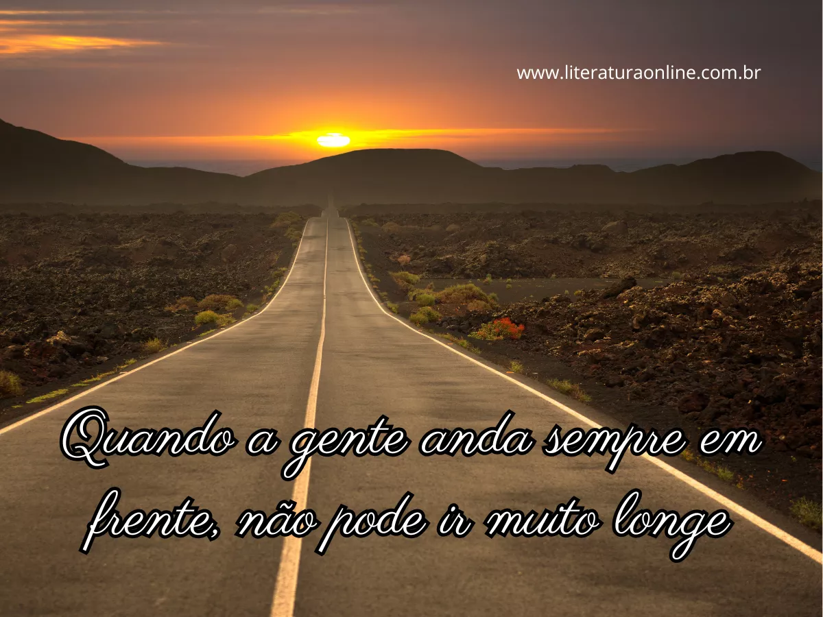 Estrada reta no meio de uma paisagem deserta ao pôr do sol, simbolizando a importância de explorar diferentes caminhos na vida