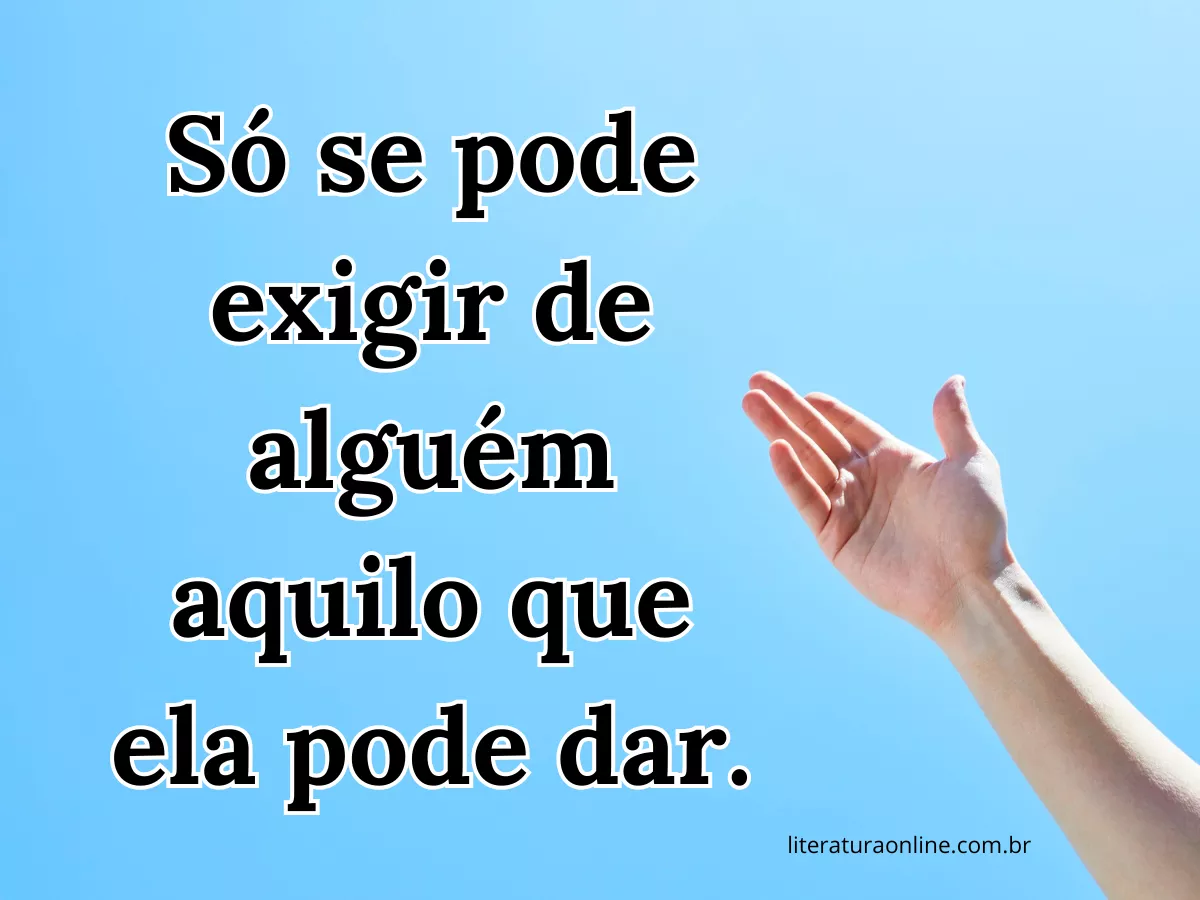 Mão estendida para o céu azul, representando o respeito aos limites e capacidades de cada pessoa.