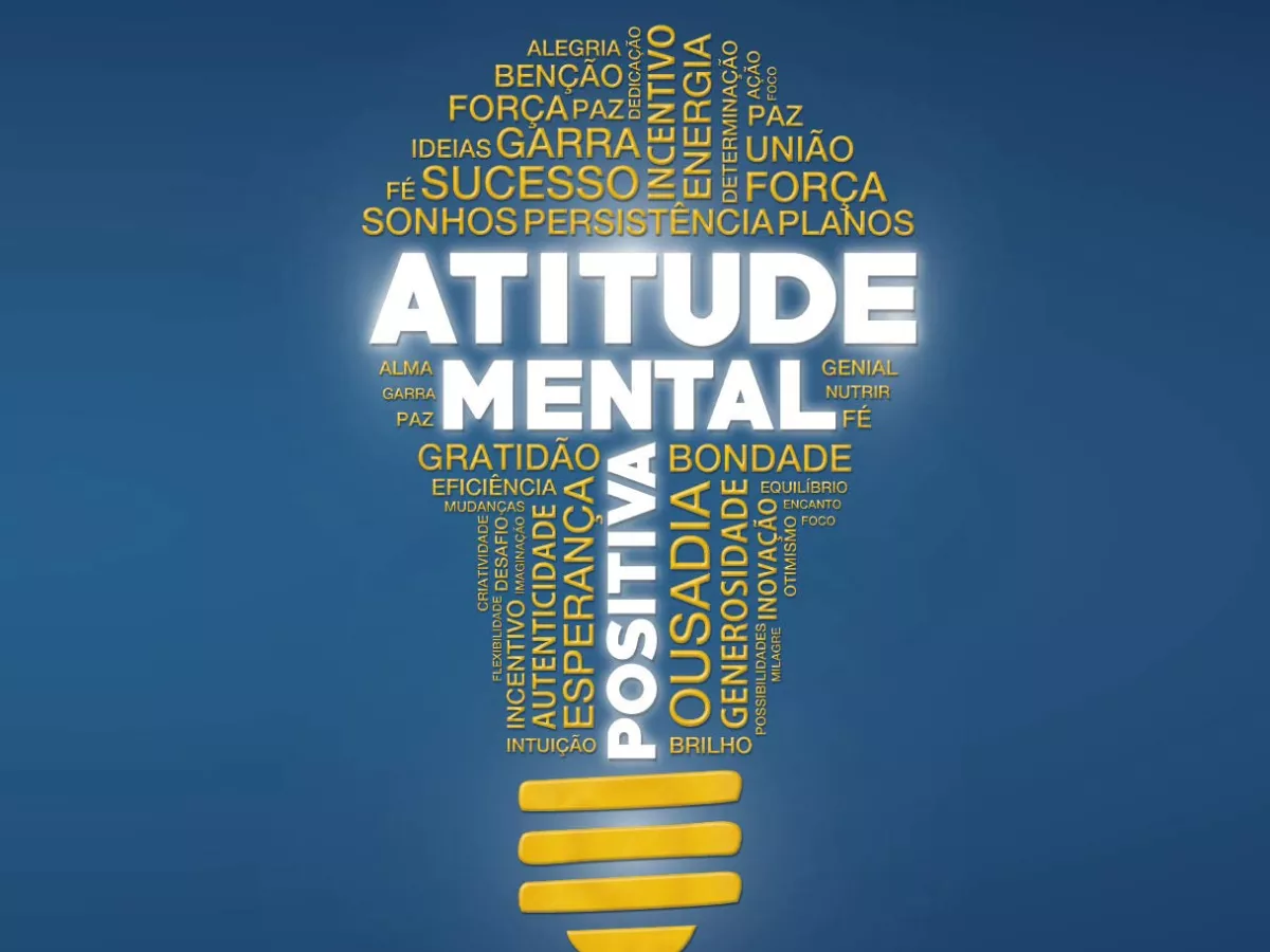 Capa do livro "Atitude Mental Positiva" de Napoleon Hill e W. Clement Stone, com palavras motivacionais formando uma lâmpada iluminada sobre um fundo azul.