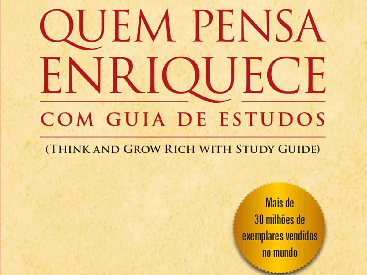 Capa do livro "Quem Pensa Enriquece" de Napoleon Hill, destacando o título em vermelho sobre fundo bege, com um selo dourado informando mais de 30 milhões de exemplares vendidos.