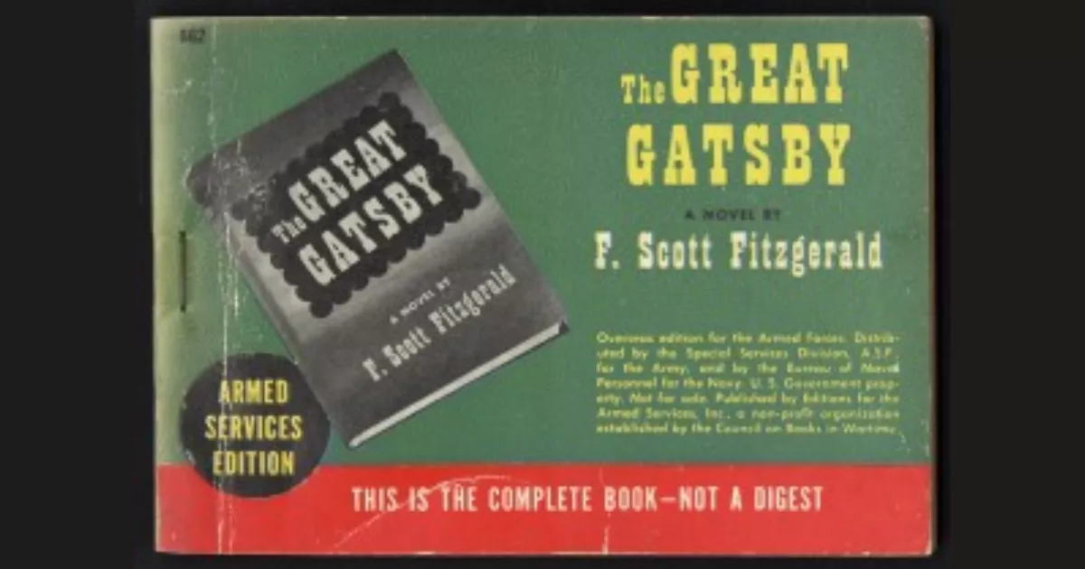 Capa da edição para as Forças Armadas de The Great Gatsby, de F. Scott Fitzgerald, com fundo verde e faixa vermelha.