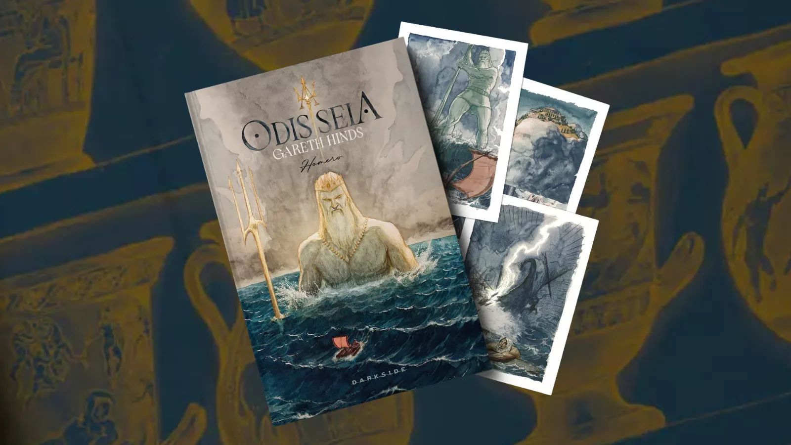 Capa da graphic novel Odisseia, de Gareth Hinds, com Poseidon e seu tridente emergindo do mar diante de um pequeno barco, ao lado de três pranchas ilustradas da edição da DarkSide