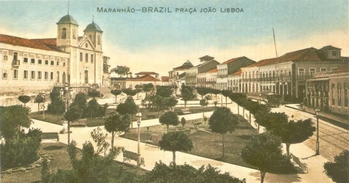 Cartão-postal colorizado da Praça João Lisboa, em São Luís, com o jardim central, prédios históricos e a Igreja do Carmo ao fundo.