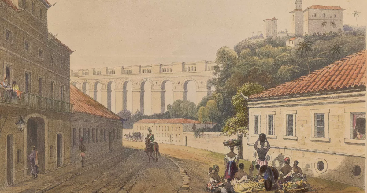 Litografia histórica do Rio de Janeiro, com o Aqueduto da Carioca ao fundo, o Convento de Santa Teresa no alto do morro e pessoas na rua.