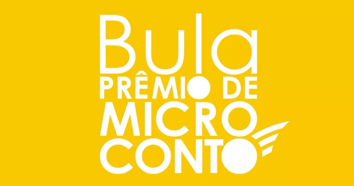 Logo branco do 1º Bula Prêmio de Microconto sobre fundo amarelo.