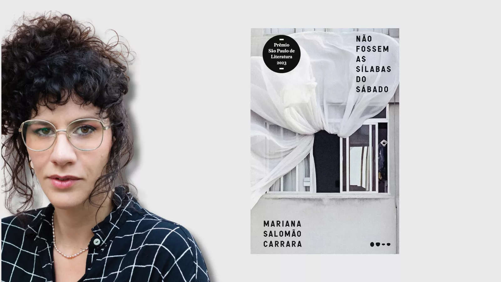 A escritora Mariana Salomão Carrara, de óculos e cabelo cacheado, ao lado da capa de Não Fossem as Sílabas do Sábado, romance que será adaptado para o cinema