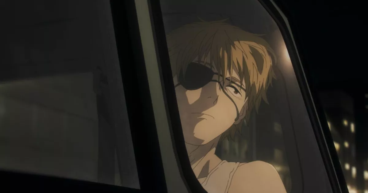 Cena do anime Chainsaw Man com personagem de cabelo castanho e tapa-olho, encostado na janela de um carro à noite, com luzes da cidade ao fundo.