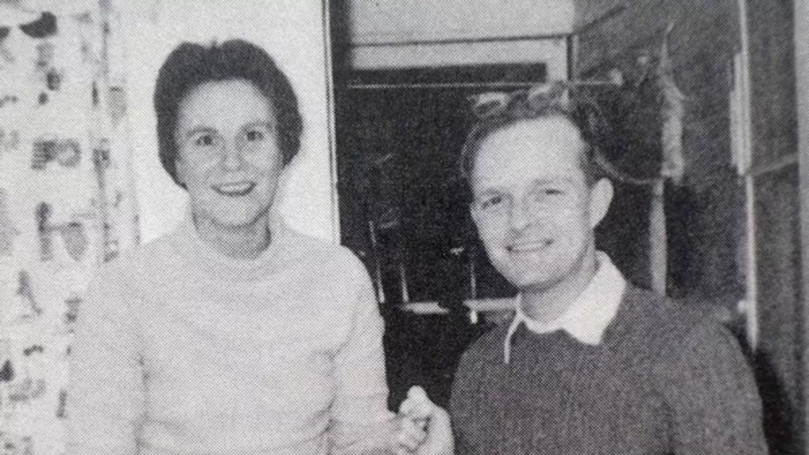 Harper Lee e Truman Capote sorriem lado a lado em uma fotografia em preto e branco, ela de suéter claro e ele de suéter escuro com gola branca. Os dois foram amigos de infância em Monroeville, no Alabama.