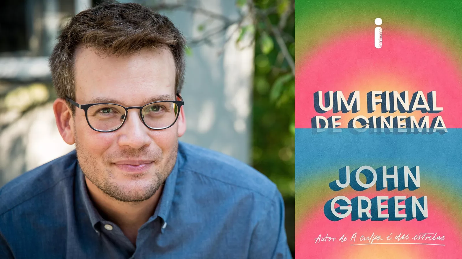 John Green, de óculos e camisa azul, sorri ao ar livre com árvores ao fundo. Ao lado, a capa colorida de Um Final de Cinema, novo romance do autor lançado no Brasil pela Intrínseca.
