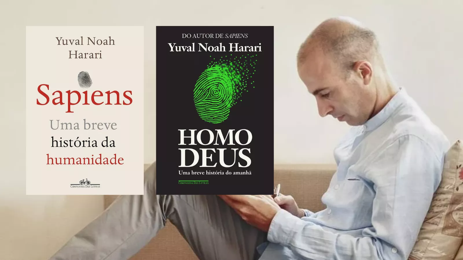 Yuval Noah Harari sentado num sofá, de camisa azul-clara, lendo concentrado, ao lado das capas de Sapiens e Homo Deus, publicados no Brasil pela Companhia das Letras