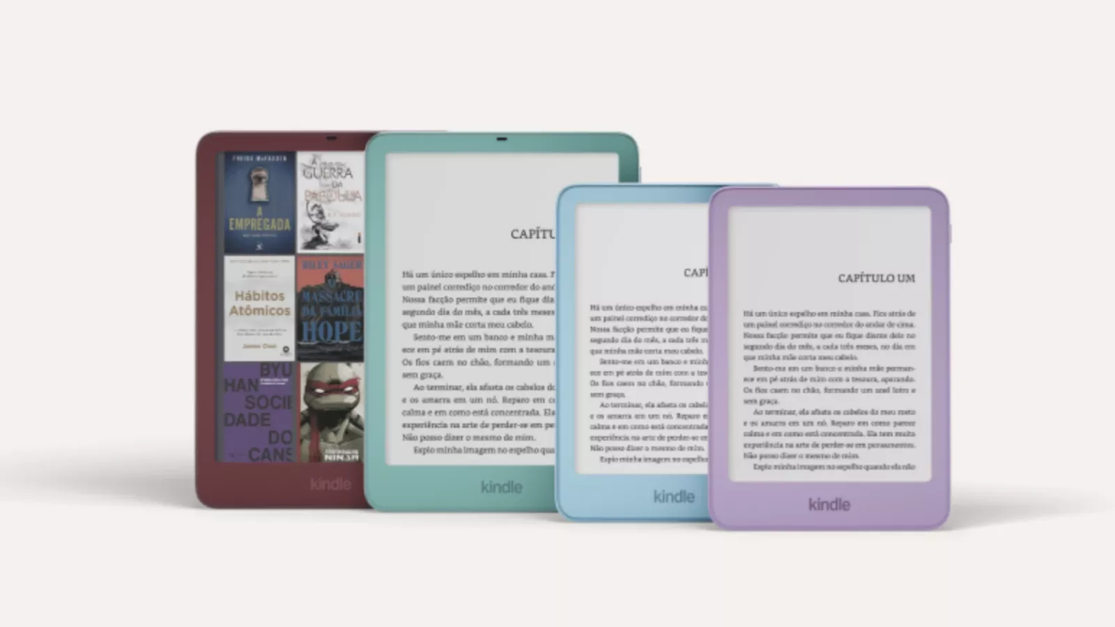 Quatro modelos da nova linha Kindle lado a lado, em vinho, verde-água, azul-claro e lilás, um deles com capas de livros coloridas na tela, lançados pela Amazon no Brasil