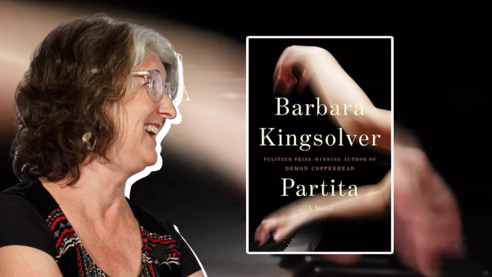 Montagem com Barbara Kingsolver sorridente, de óculos e cabelos grisalhos, ao lado da capa de Partita, que mostra mãos tocando piano, novo romance da autora de Demon Copperhead