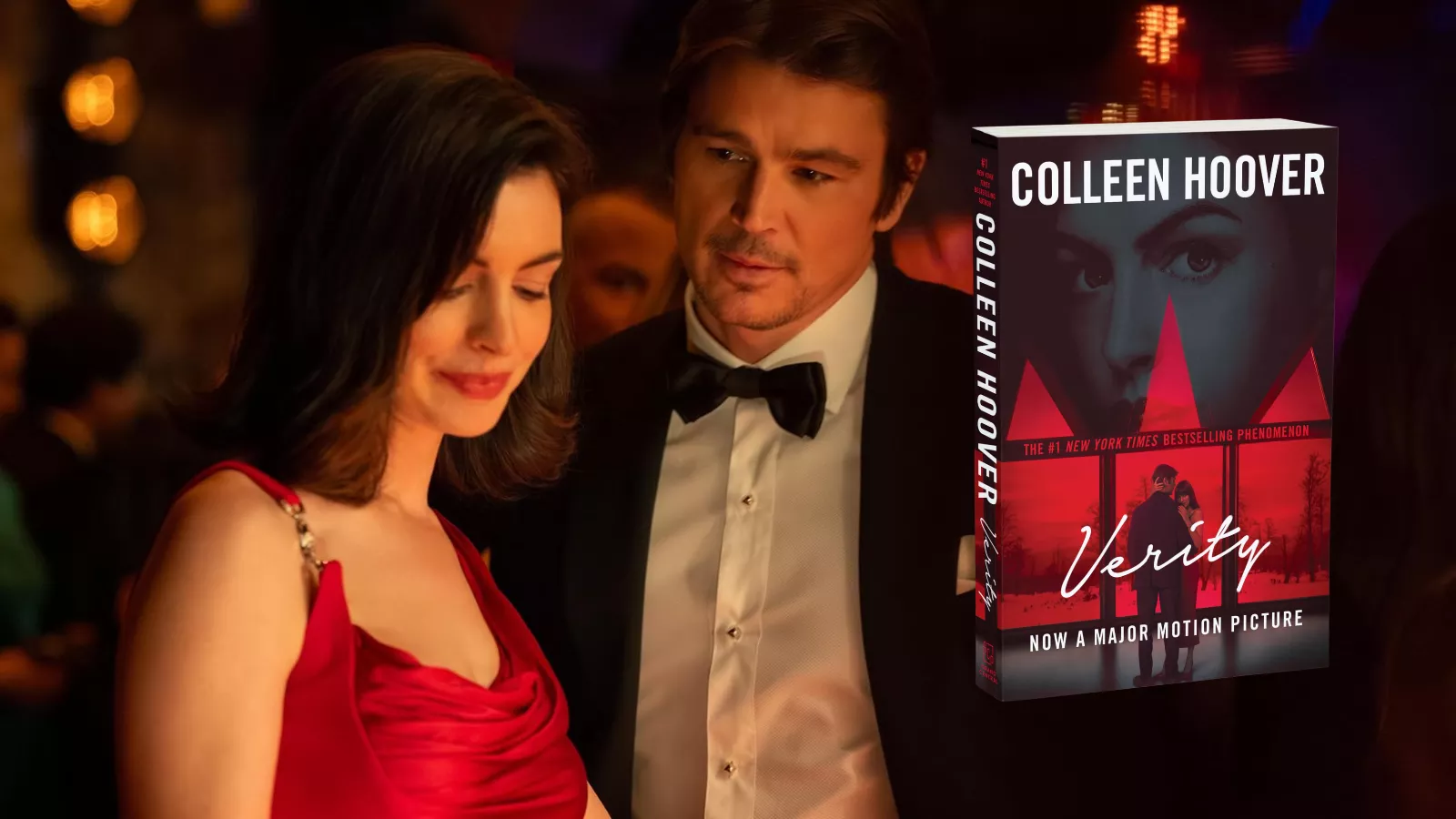 Anne Hathaway, de vestido vermelho, e Josh Hartnett, de smoking, em cena do filme Verity, ao lado da capa americana do livro de Colleen Hoover adaptado ao cinema