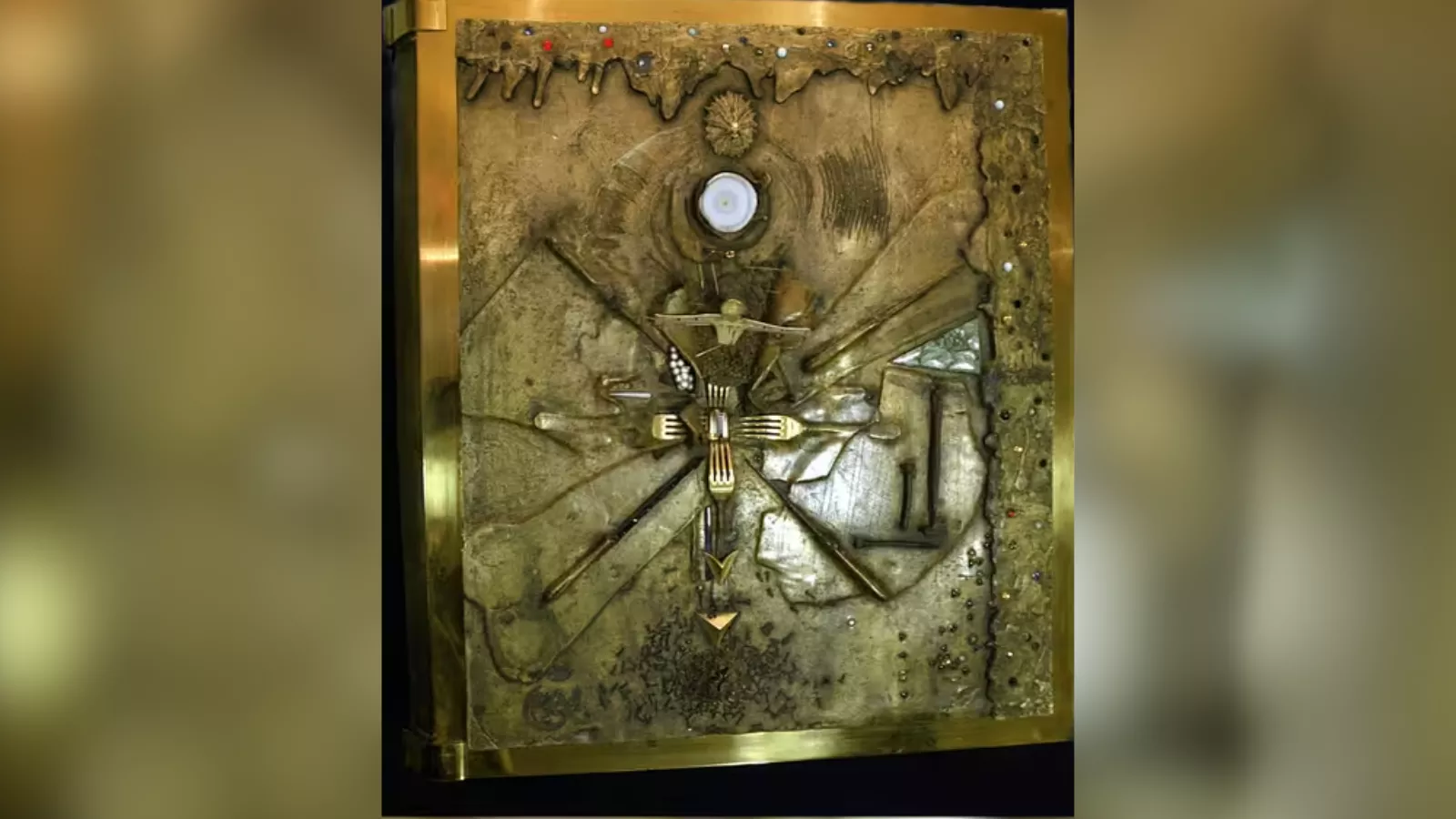Capa de bronze criada por Salvador Dalí para o Livro do Apocalipse, decorada com ouro, pedras, pérolas, conchas e elementos em relevo.