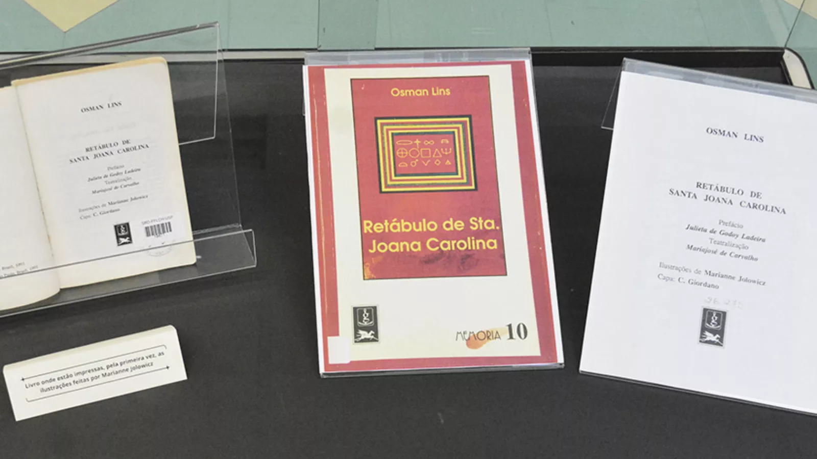 Edições de Retábulo de Santa Joana Carolina, de Osman Lins, expostas na Biblioteca Florestan Fernandes da USP.