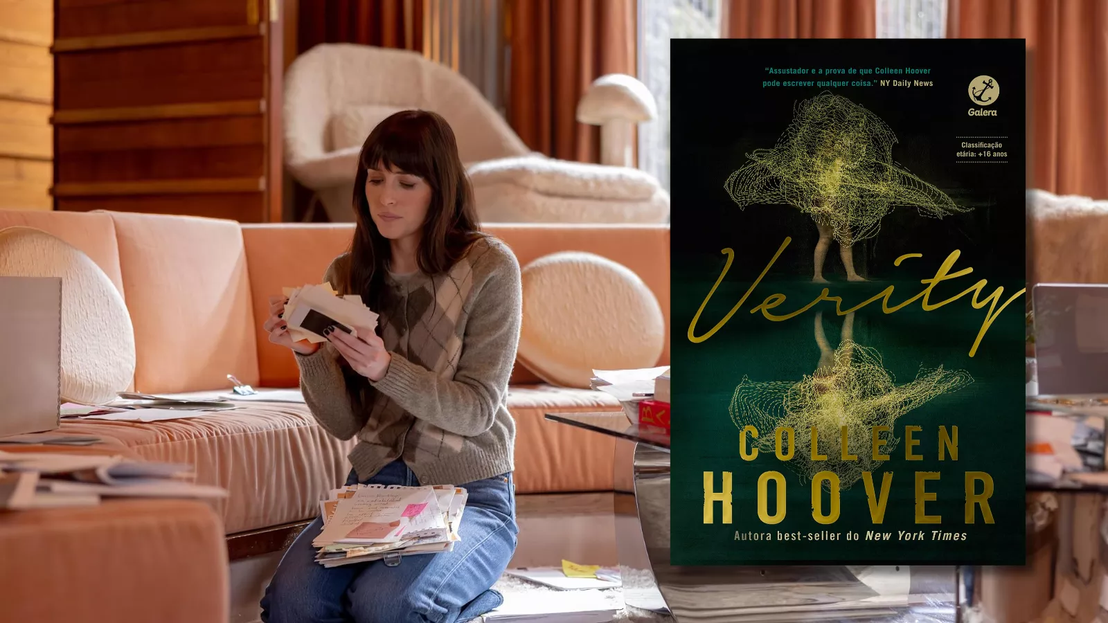 Dakota Johnson como Lowen Ashleigh, sentada no chão de uma sala com papéis e manuscritos nas mãos, ao lado da capa brasileira de Verity, de Colleen Hoover, pela Galera.