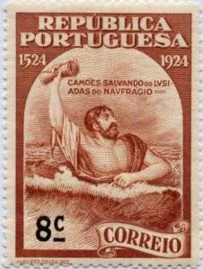 Selo português de 1924 em tom castanho mostrando Camões nadando entre ondas com o braço erguido segurando o manuscrito de Os Lusíadas, com a inscrição sobre o naufrágio