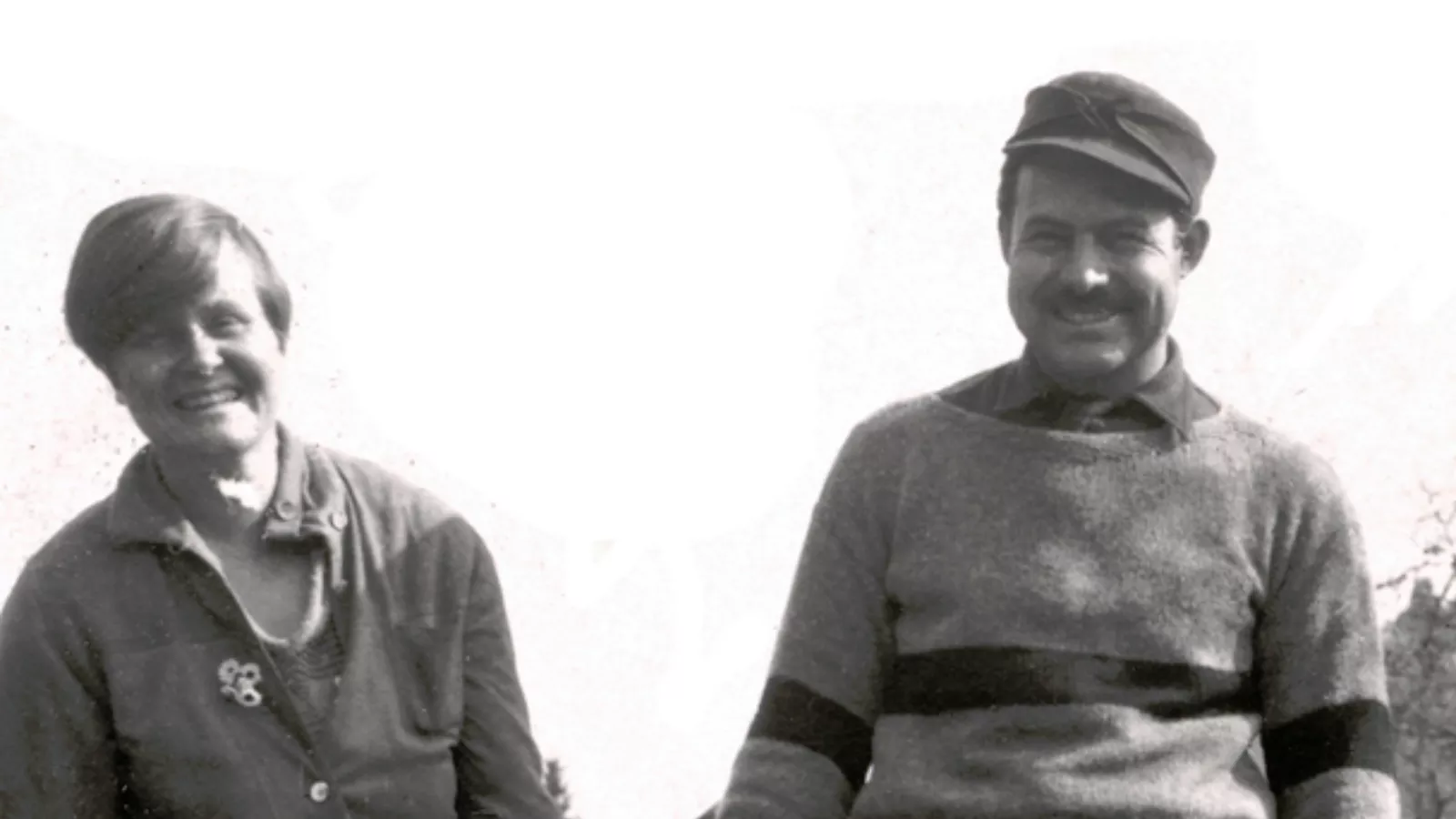Fotografia em preto e branco de Ernest Hemingway e Hadley Richardson durante os primeiros anos do casamento.