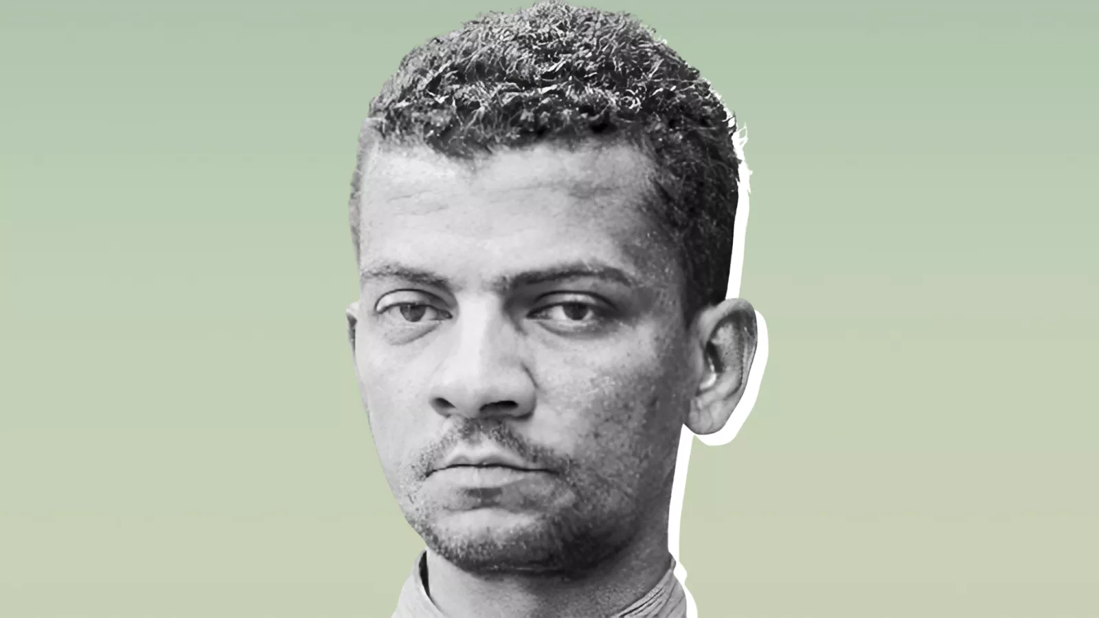 Fotografia em preto e branco de Lima Barreto, recortada com contorno branco sobre fundo verde em degradê. Ele aparece de frente, em close, com cabelo curto e crespo, barba rala e expressão séria e cansada.
