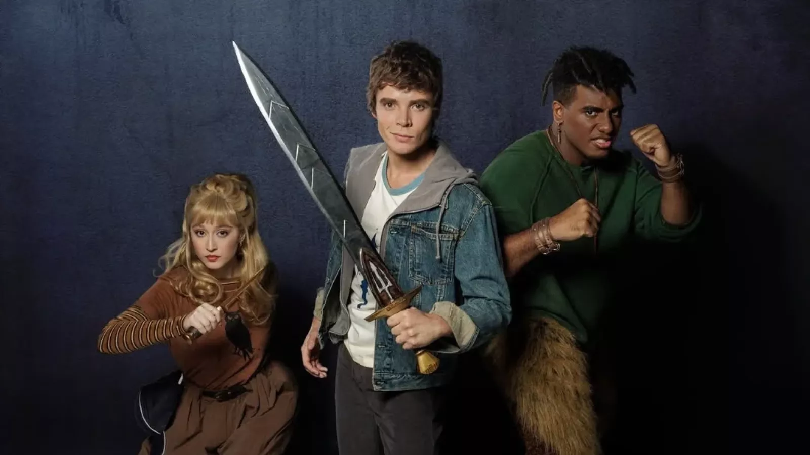 Elenco brasileiro do musical Percy Jackson e o Ladrão de Raios posa caracterizado como Annabeth, Percy e Grover.