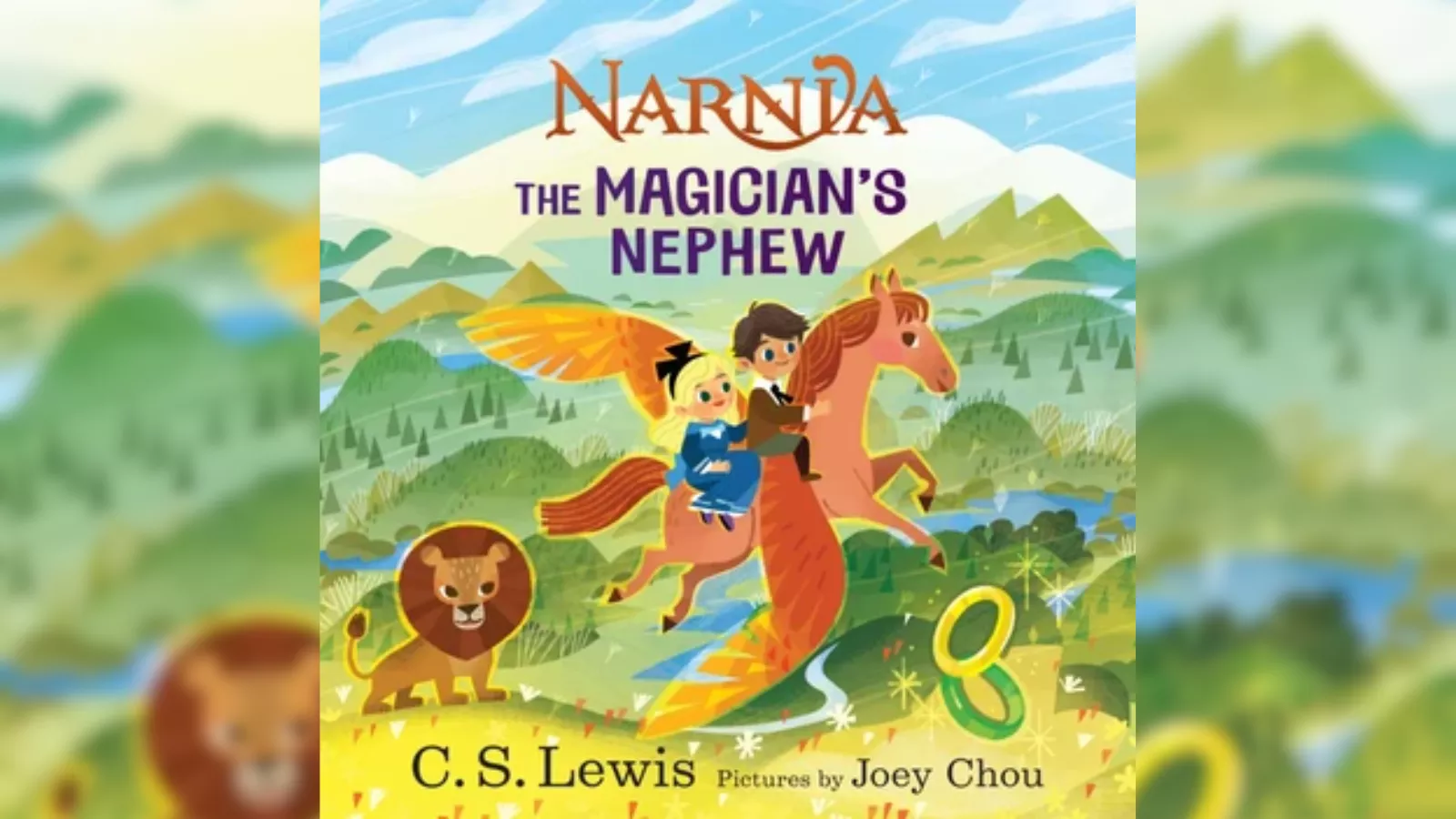 Capa ilustrada do livro Narnia: The Magician's Nephew, com desenhos de Joey Chou. Uma menina loira de vestido azul e um menino de cabelo castanho voam num cavalo alado laranja sobre colinas verdes, montanhas e rios. Embaixo, à esquerda, há um leão e, à direita, um anel amarelo e um anel verde. A capa aparece sobre uma versão desfocada da mesma ilustração.