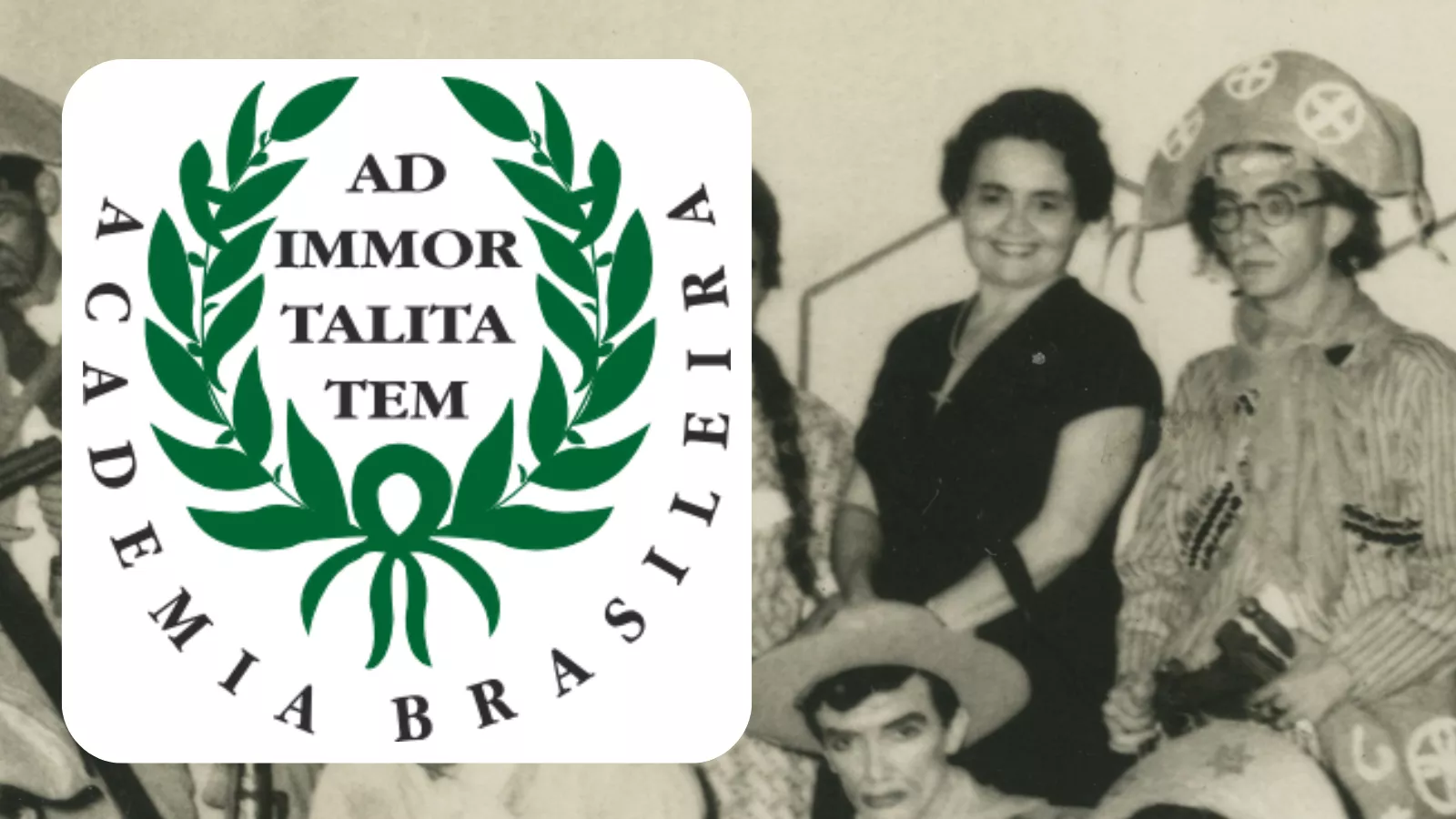 Emblema verde da Academia Brasileira de Letras com a inscrição Ad Immortalitatem sobre foto antiga de Rachel de Queiroz sorrindo ao lado de pessoas fantasiadas, em 1954.