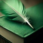 Um livro verde de poesias com uma pena igualmente verde em cima. Imagem gerada pelo Bing Image Creator.