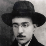 O poeta português Fernando Pessoa, em foto tirada em 1914. Domínio Público.