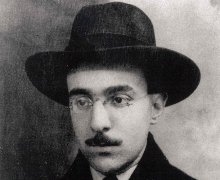 O poeta português Fernando Pessoa, em foto tirada em 1914. Domínio Público.