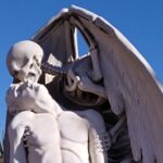 Escultura "O Beijo da Morte", de Jaume Barba. Ilustrando o poema "Mocidade e Morte", de Castro Alves.