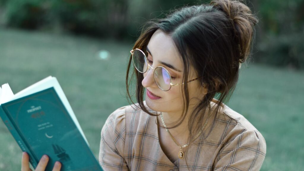 Existe faculdade de literatura? 10 opções de cursos para quem gosta de ler e escrever