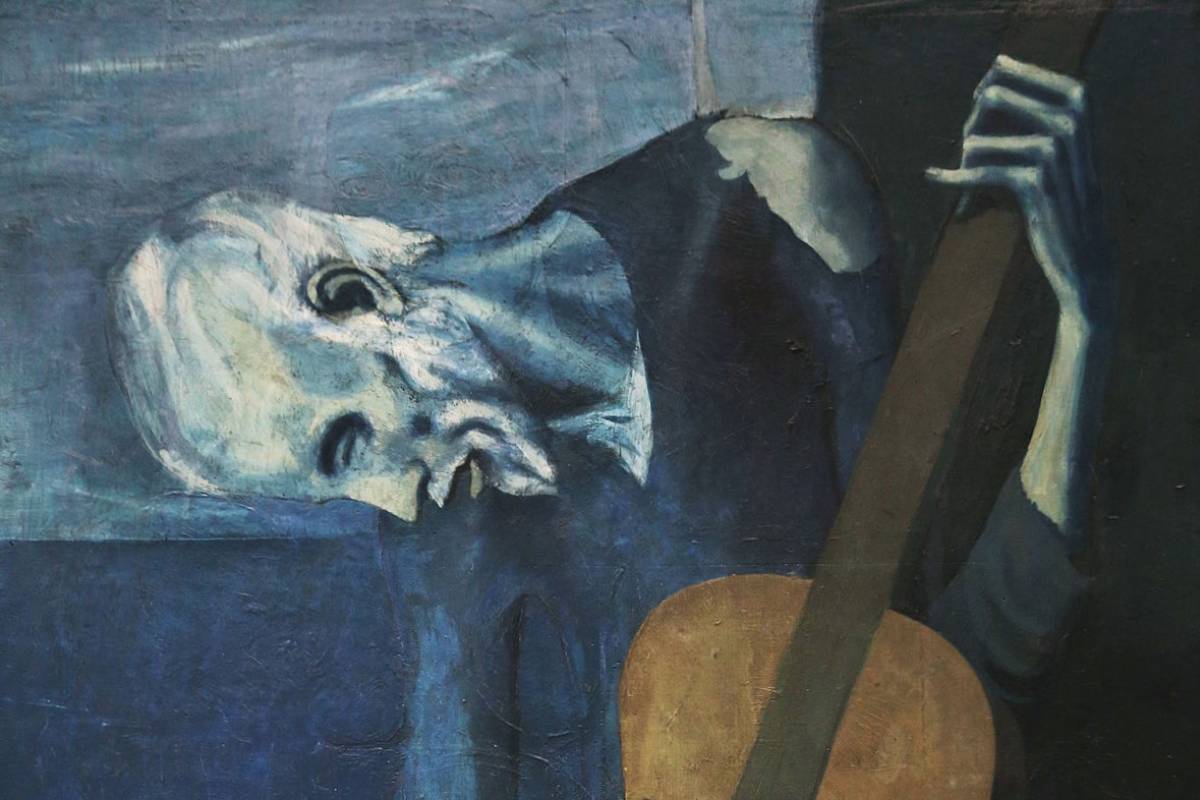 Pintura "O Velho Violinista", de Pablo Picasso. Mostra um homem, em tons azuis que remetem a tristeza, olhando para baixo enquanto toca um violão, com semblante triste.