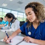 Uma estudante de medicina fazendo anotações no caderno