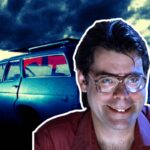 Stephen King mais jovem à direita, com um fundo mostrando o carro assassino do conto Milha 81