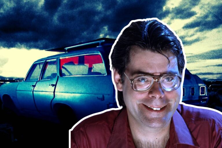 Stephen King mais jovem à direita, com um fundo mostrando o carro assassino do conto Milha 81