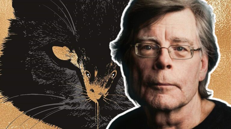 Stephen King à direita, em um fundo com a capa do livro "Com Sangue", mostrando um gato preto
