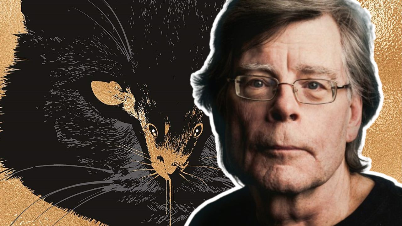 Stephen King à direita, em um fundo com a capa do livro "Com Sangue", mostrando um gato preto