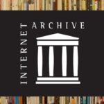 O logo do Internet Archive, com uma biblioteca com livros ao fundo