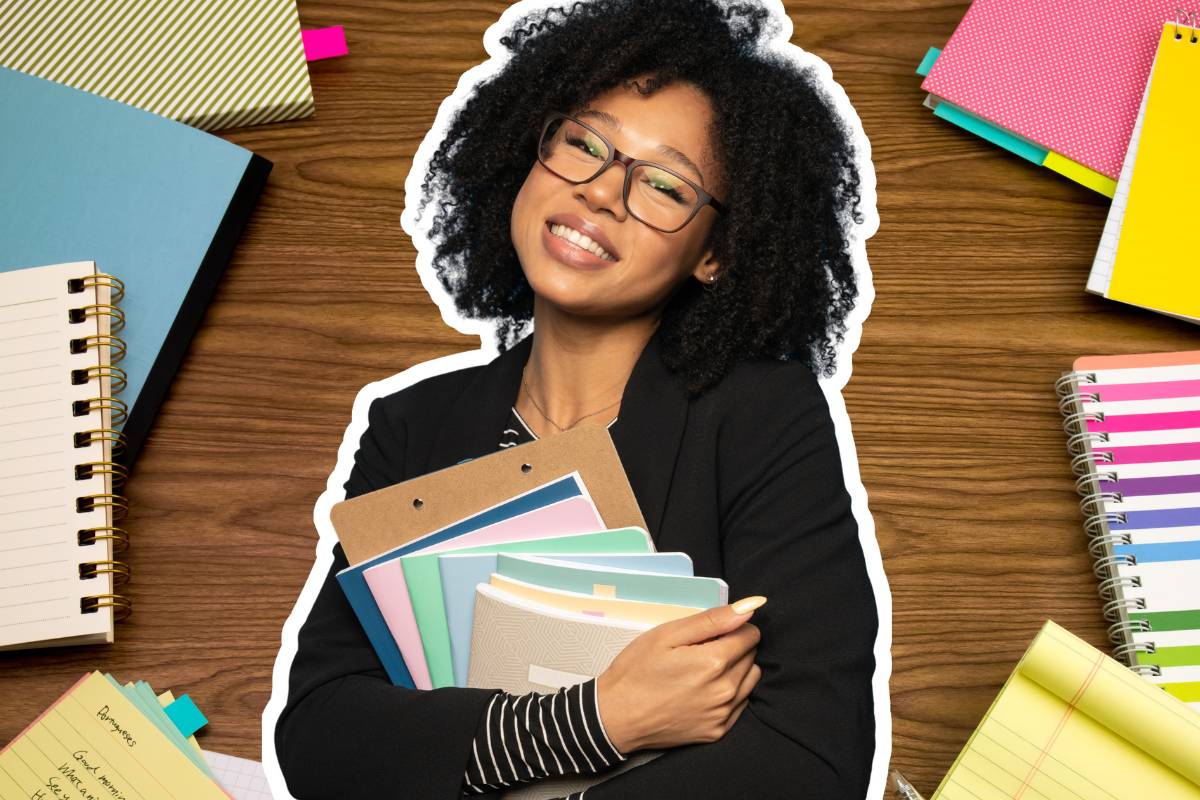 Uma estudante negra, segurando cadernos, em um fundo com livros, cadernos e anotações