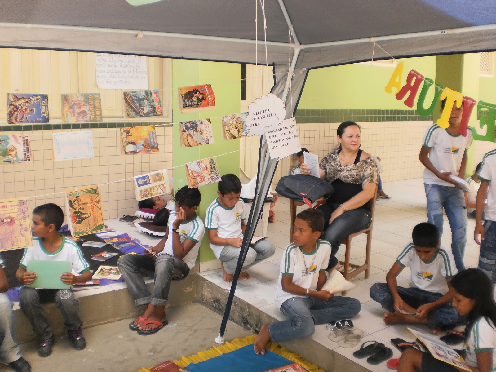 Estudantes de uma escola em uma tenda interna de picnic de literatura