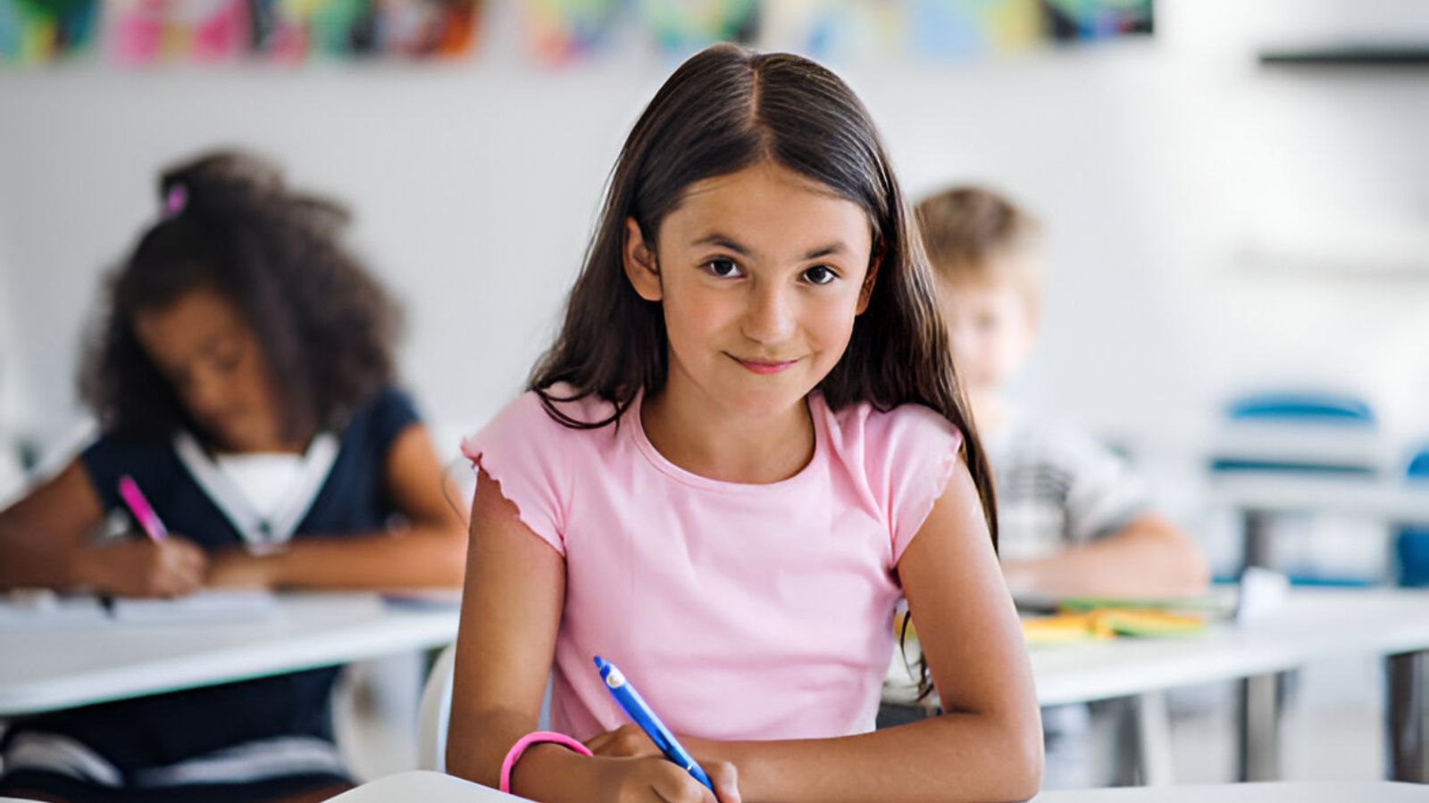 Uma menina escrevendo um poema escolar