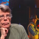 Stephen King à esquerda, com um fundo mostrando uma cena de A Torre Negra, ilustração de Michael Whelan