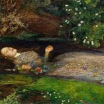 Pintura Ophelia, de John Everett Millais, retratando uma jovem flutuando em um rio, cercada por plantas aquáticas e flores. A figura da jovem está sem vida, com expressão de serenidade, parcialmente submersa, vestida com um vestido ornamentado, com as mãos abertas, como se estivesse em paz. A cena é envolta por vegetação densa, que parece isolá-la do mundo exterior. Esse quadro evoca temas de tragédia, melancolia e fuga da realidade, associando-se ao poema "Ismália", de Alphonsus de Guimaraens, onde a protagonista, em um estado de desespero e loucura, também busca transcendência através do sacrifício de sua própria vida, dividindo-se entre céu e mar.