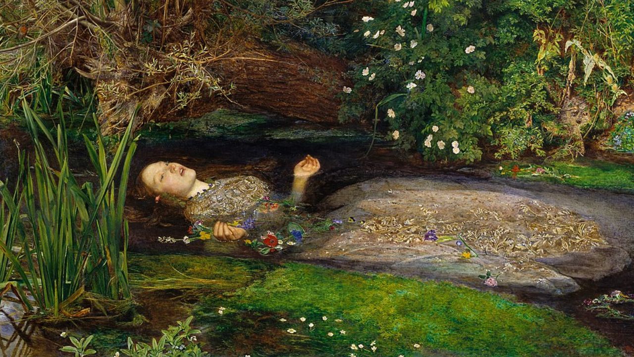 Pintura Ophelia, de John Everett Millais, retratando uma jovem flutuando em um rio, cercada por plantas aquáticas e flores. A figura da jovem está sem vida, com expressão de serenidade, parcialmente submersa, vestida com um vestido ornamentado, com as mãos abertas, como se estivesse em paz. A cena é envolta por vegetação densa, que parece isolá-la do mundo exterior. Esse quadro evoca temas de tragédia, melancolia e fuga da realidade, associando-se ao poema "Ismália", de Alphonsus de Guimaraens, onde a protagonista, em um estado de desespero e loucura, também busca transcendência através do sacrifício de sua própria vida, dividindo-se entre céu e mar.