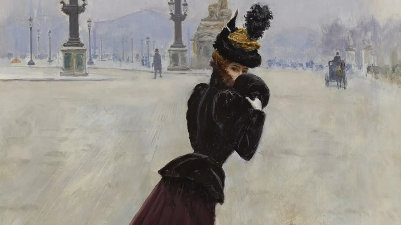 Pintura de uma jovem mulher em traje de inverno, caminhando sozinha pela Place de la Concorde, em Paris. Ela veste um casaco escuro, chapéu elegante com plumas e segura um pequeno acessório de pelúcia nas mãos. Olha discretamente por cima do ombro, como se percebesse estar sendo observada. Ao fundo, o ambiente urbano aparece desfocado, com postes, monumentos e figuras distantes em meio à neblina, reforçando a sensação de passagem, mistério e fugacidade — elementos que dialogam com o poema “A Mulher que Passa”, de Vinicius de Moraes.